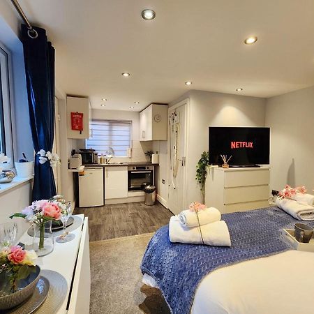 Studio Apartment The Den Colnbrook Экстерьер фото