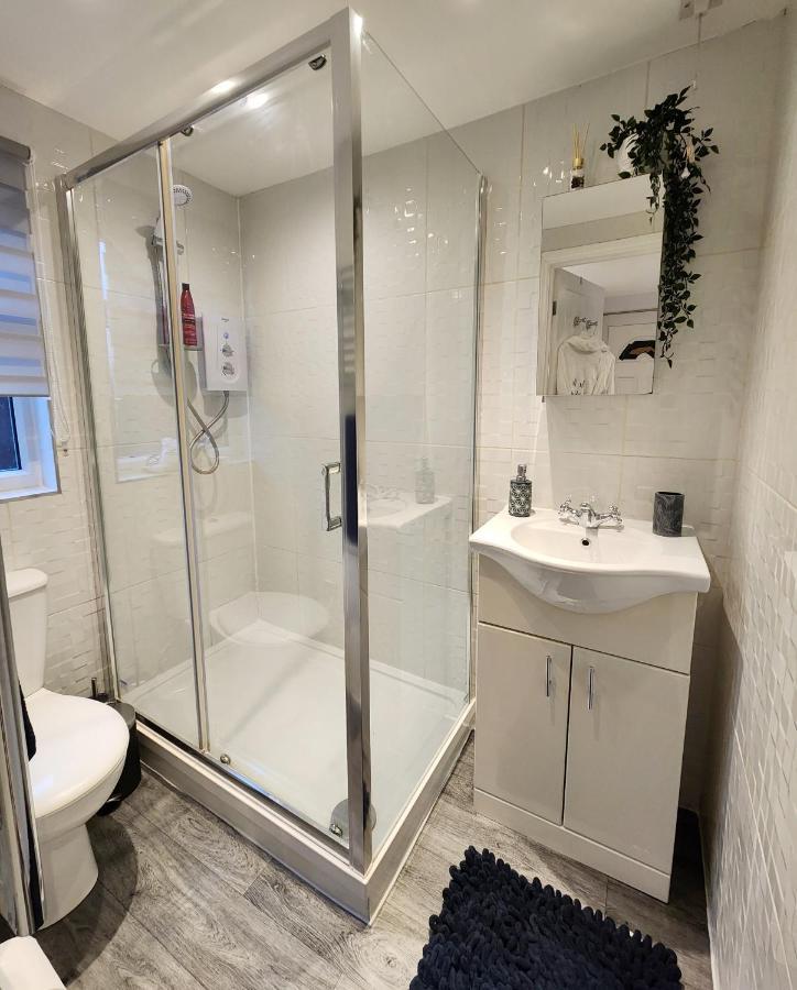 Studio Apartment The Den Colnbrook Экстерьер фото